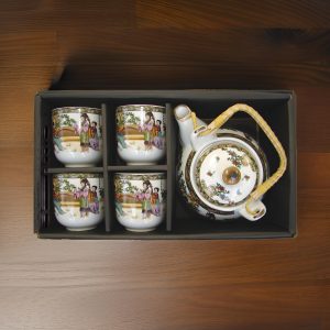 A Lady's Meeting Tea Set – One Teapot and Four Cups